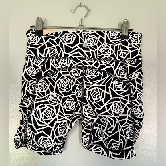 Lululemon Speed Track Short 6” - Black White / Miss Mosaic White - Picture 4 of 5
